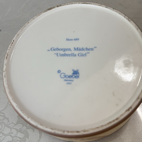 2002 M I Hummel Goebel Porcelain Umbrella Girl Trinket Box HUM 689 Germany - Picture 4 of 4